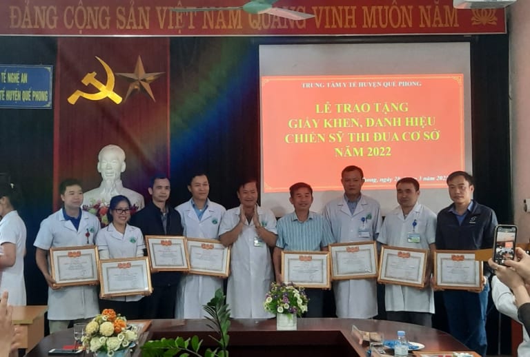 TRUNG TÂM Y TẾ QUÊ PHONG TỔ CHỨC LỄ TRAO TẶNG GIẤY KHEN, DANH HIỆU CHIẾN SỸ THI ĐUA CƠ SỞ NĂM 2022.
